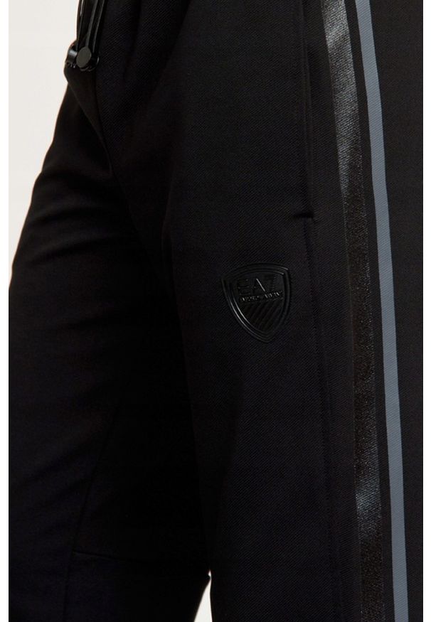 EA7 Emporio Armani - EA7 Męskie spodnie dresowe z lampasami, Rozmiar XL. Kolor: czarny. Materiał: dresówka, poliester. Wzór: aplikacja