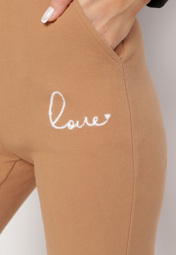 Born2be - Beżowe Dresowe Spodnie z Gumką w Pasie Ozobione Haftem Bergona. Okazja: na co dzień. Kolor: beżowy. Materiał: dresówka. Wzór: haft. Styl: elegancki, casual