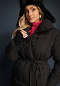 Renee - Czarna Długa Kurtka Pikowana Płaszcz z Paskiem Adellesstta. Kolor: czarny. Długość: długie. Wzór: aplikacja. Styl: elegancki #5