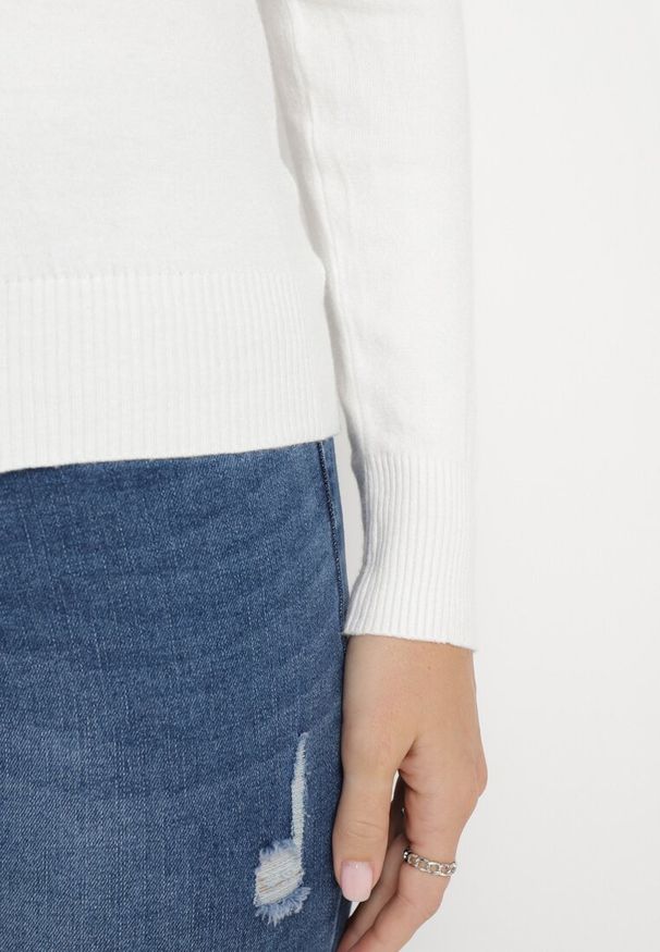 Born2be - Biały Sweter Klasyczny z Miękkiej Dzianiny Helentia. Kolor: biały. Materiał: dzianina. Styl: klasyczny