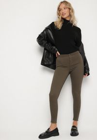 Born2be - Ciemnozielone Spodnie Skinny Biscova. Kolor: beżowy. Styl: elegancki