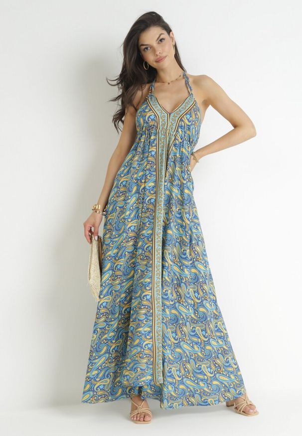 Born2be - Niebieska Wiskozowa Sukienka Maxi z Wiązaniem na Szyi i Rozkloszowanym Dołem Jeanine. Okazja: na co dzień. Kolor: niebieski. Materiał: wiskoza. Wzór: paisley. Sezon: wiosna, lato. Typ sukienki: proste. Styl: casual. Długość: maxi
