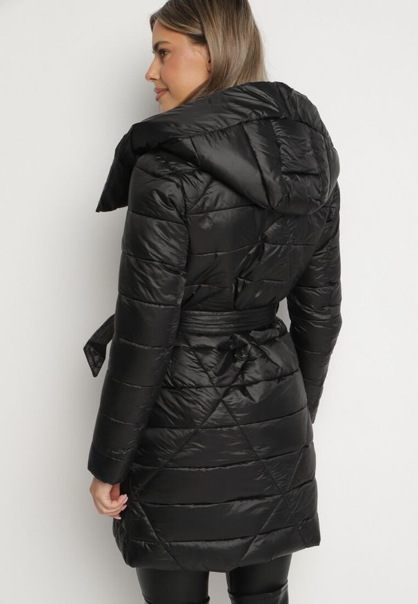 Born2be - Czarna Długa Pikowana Kurtka z Kapturem Wiązana w Talii Ansibel. Okazja: na co dzień. Typ kołnierza: kaptur. Kolor: czarny. Długość: długie. Styl: casual, elegancki