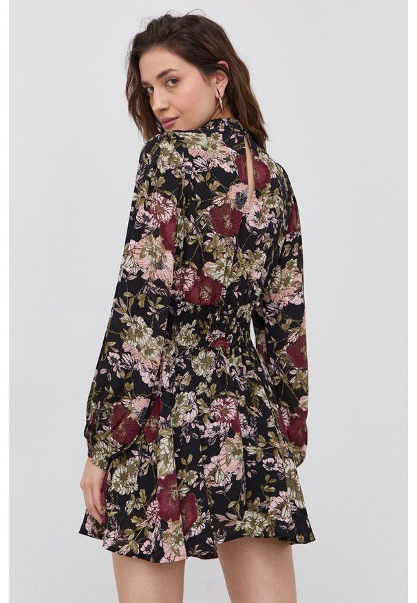 Vero Moda Sukienka kolor czarny mini rozkloszowana. Typ kołnierza: kołnierzyk stójkowy. Kolor: czarny. Materiał: tkanina, poliester. Długość rękawa: długi rękaw. Typ sukienki: rozkloszowane. Długość: mini