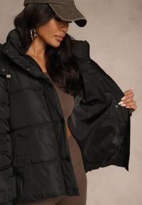 Renee - Czarna Oversizowa Kurtka Puffer z Kapturem i Naszywką przy Rękawie Azine. Okazja: na co dzień. Typ kołnierza: kaptur. Kolor: czarny. Materiał: dzianina, jeans. Wzór: aplikacja. Styl: casual