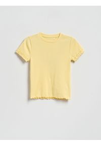 Reserved - Bawełniany t-shirt z falbankami - jasnożółty. Typ kołnierza: kołnierz z falbankami. Kolor: żółty. Materiał: bawełna #1