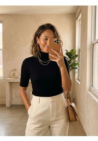 Sinsay - Prążkowana koszulka ze stójką - czarny. Typ kołnierza: kołnierzyk stójkowy. Kolor: czarny. Materiał: prążkowany