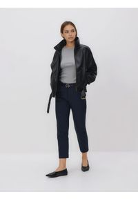 Reserved - Spodnie cygaretki z paskiem - granatowy. Kolor: niebieski. Materiał: tkanina, bawełna