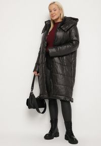 Born2be - Czarna Przejściowa Kurtka Pikowana z Kapturem i Suwakami po Bokach Fesunela. Okazja: na co dzień. Typ kołnierza: kaptur. Kolekcja: plus size. Kolor: czarny. Materiał: jeans. Sezon: jesień. Styl: klasyczny, casual