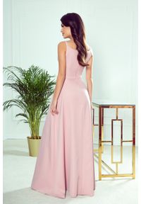 Numoco - Długa sukienka na wesele rozkloszowana na ramiączkach pudrowy róż. Okazja: na wesele, na ślub cywilny. Kolor: różowy. Długość rękawa: na ramiączkach. Długość: maxi #3