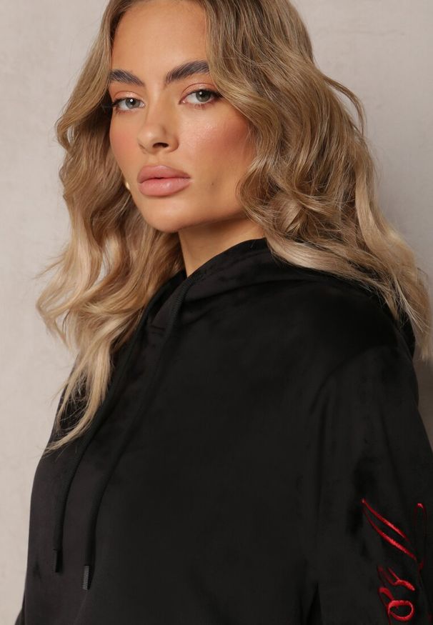 Renee - Czarna Bluza z Polarem i Haftami na Rękawach Janakame. Okazja: na co dzień, na spacer. Kolor: czarny. Materiał: polar. Wzór: haft. Sezon: jesień. Styl: casual