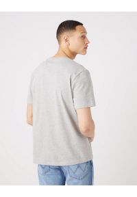 Wrangler - WRANGLER FRAME LOGO TEE MĘSKI T-SHIRT KOSZULKA NADRUK MID GREY W70JD3X37 112320767. Okazja: na co dzień. Materiał: wiskoza, bawełna, materiał, skóra, tkanina, jeans. Wzór: nadruk. Sezon: lato. Styl: klasyczny, elegancki, sportowy, casual