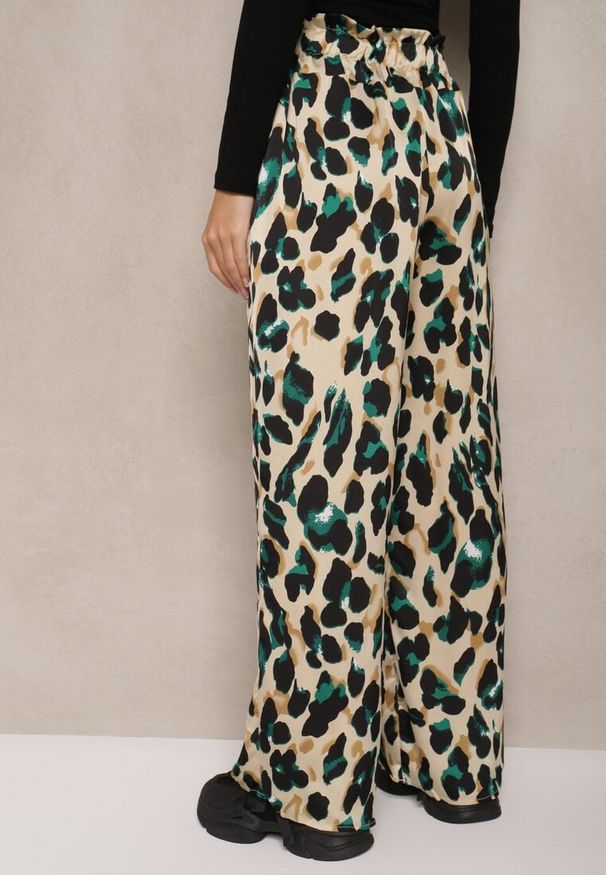 Renee - Zielono-Beżowe Panterkowe Spodnie o Szerokim Kroju Paper Bag High Waist Saliandra. Okazja: na imprezę, na spacer, na co dzień. Stan: podwyższony. Kolor: zielony. Materiał: jedwab. Długość: do kostek. Wzór: motyw zwierzęcy. Styl: elegancki, casual