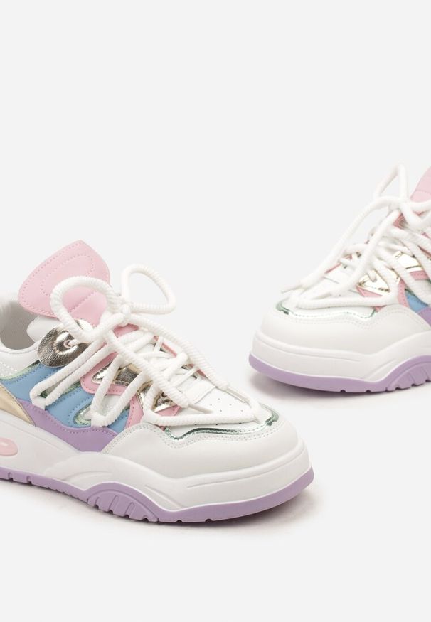 Renee - Biało-Fioletowe Sneakersy Ozdobione Kolorowymi i Metalicznymi Wstawkami na Grubej Podeszwie Oplevia. Kolor: biały. Wzór: aplikacja, kolorowy