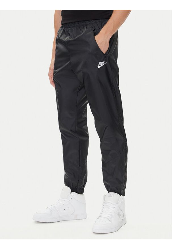 Nike Spodnie dresowe Windrunner DX0653 Czarny Standard Fit. Kolor: czarny. Materiał: syntetyk
