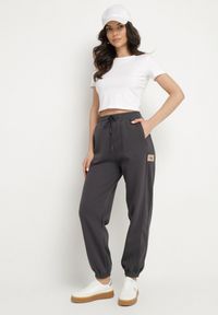 Born2be - Ciemnoszare Bawełniane Spodnie Dresowe o Kroju Jogger Falorwena. Okazja: na co dzień. Kolor: szary. Materiał: bawełna, dresówka. Styl: klasyczny, casual #7