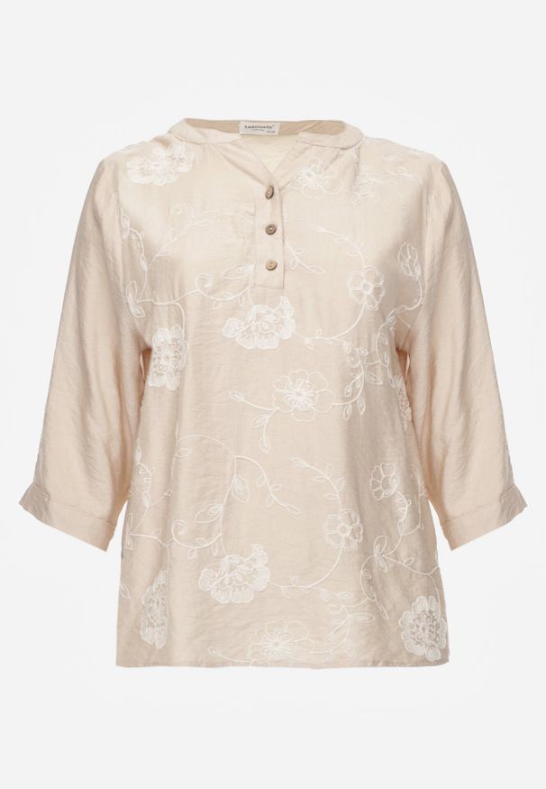 Born2be - Beżowa Bluzka Ozdobiona Guzikami i Haftowanymi Kwiatami Delmana. Okazja: na co dzień. Kolekcja: plus size. Kolor: beżowy. Materiał: materiał, tkanina. Wzór: aplikacja, kwiaty, haft. Sezon: lato. Styl: klasyczny, casual