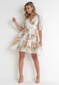 Born2be - Biała Rozkloszowana Sukienka Mini w Kwiaty z Koronką przy Dekolcie i Falbanką Daninia. Kolor: biały. Materiał: koronka. Długość rękawa: krótki rękaw. Wzór: koronka, kwiaty. Długość: mini #5