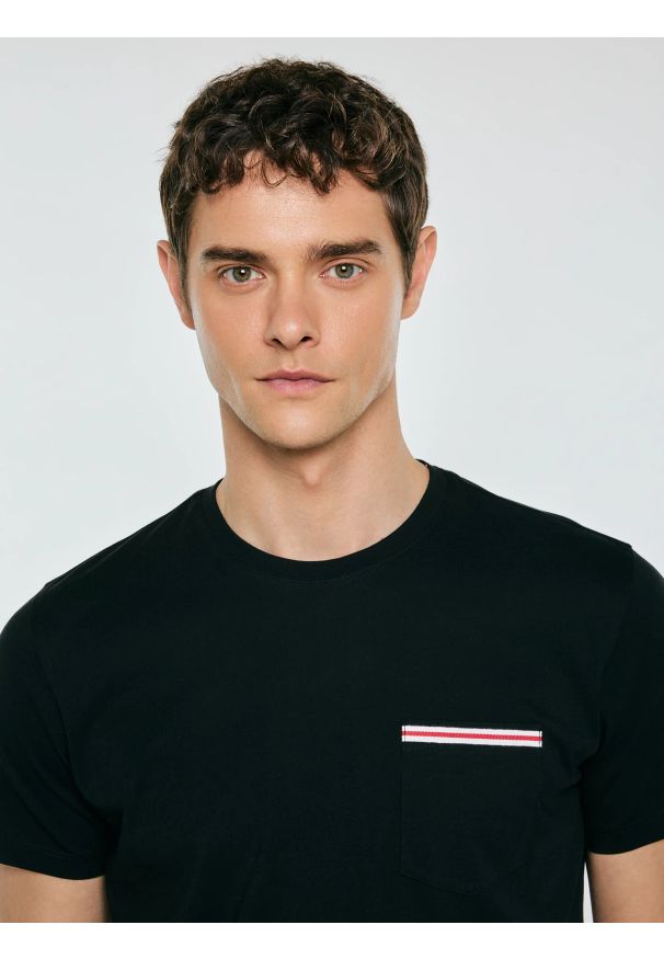 Big-Star - Koszulka męska z kieszonką czarna Toms 906. Okazja: na co dzień. Kolor: czarny. Materiał: bawełna, dzianina. Wzór: aplikacja. Styl: klasyczny, casual