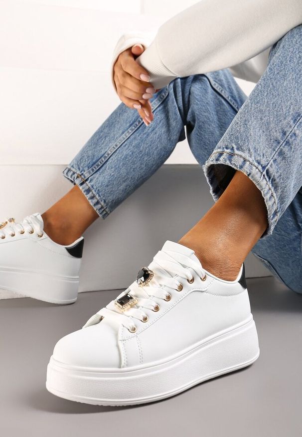 Renee - Biało-Czarne Sneakersy na Platformie z Metalicznymi Ozdobami Tranquilla. Okazja: na co dzień. Kolor: biały. Materiał: jeans, bawełna. Wzór: aplikacja. Obcas: na platformie