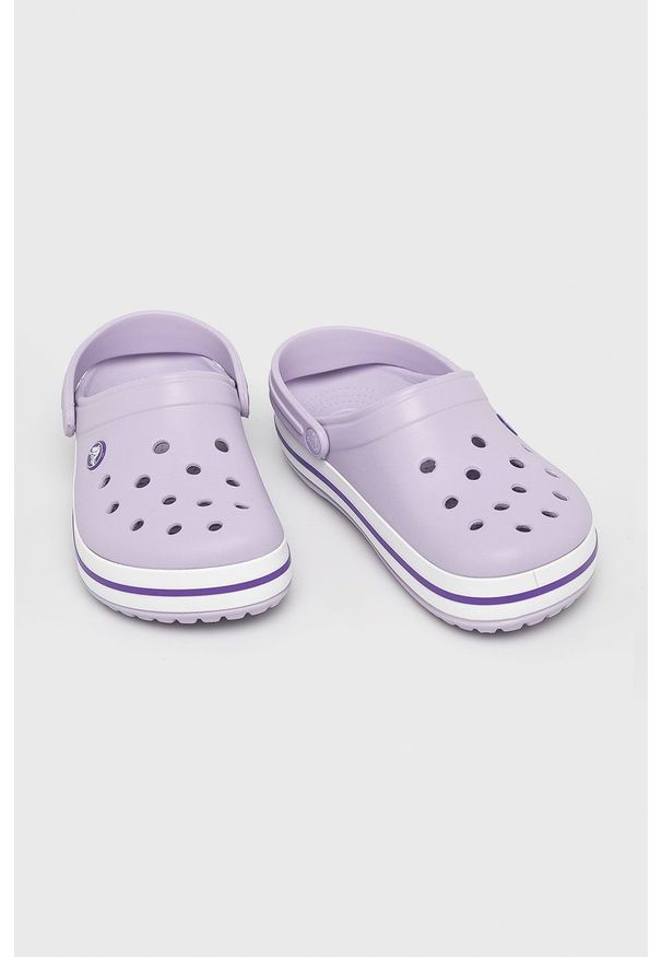Crocs - Klapki. Kolor: fioletowy. Materiał: materiał. Wzór: gładki. Obcas: na obcasie. Wysokość obcasa: niski
