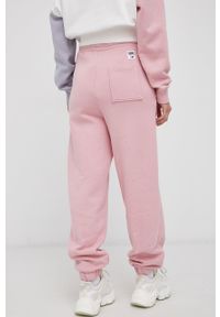 Tommy Jeans Spodnie damskie kolor różowy z aplikacją. Stan: podwyższony. Kolor: różowy. Materiał: bawełna. Wzór: aplikacja