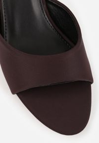 Renee - Brązowe Eleganckie Klapki Peep Toe na Klepsydrowym Obcasie Jilthine. Nosek buta: otwarty. Kolor: brązowy. Materiał: satyna. Sezon: lato. Obcas: na obcasie. Styl: elegancki. Wysokość obcasa: średni #7
