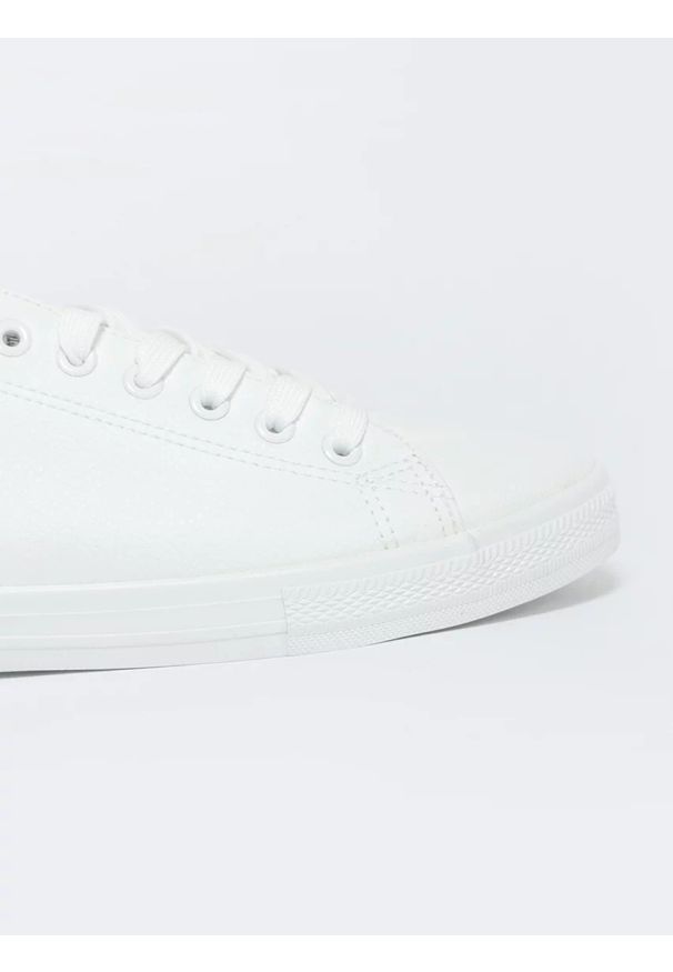 Big-Star - Trampki damskie białe JJ274311 101. Okazja: na co dzień. Nosek buta: okrągły. Zapięcie: sznurówki. Kolor: biały. Materiał: jeans. Wzór: gładki. Sezon: lato. Styl: casual, elegancki, klasyczny