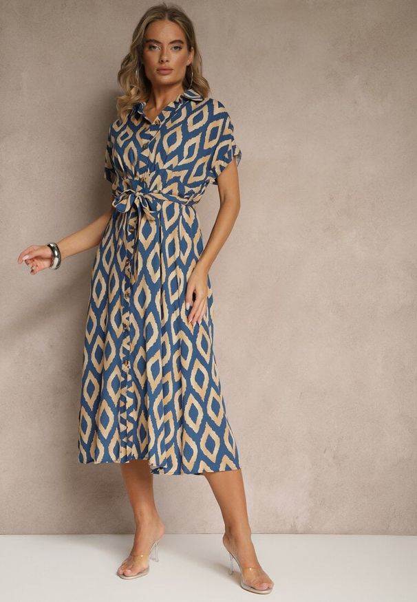 Renee - Niebieska Koszulowa Sukienka z Wiskozy Ozdobiona Geometrycznym Motywem Ralomia. Okazja: na co dzień. Typ kołnierza: dekolt w kształcie V. Kolor: niebieski. Materiał: wiskoza. Długość rękawa: krótki rękaw. Wzór: geometria, aplikacja. Typ sukienki: koszulowe. Styl: elegancki, casual, klasyczny, sportowy