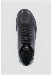 Calvin Klein Buty skórzane kolor czarny. Nosek buta: okrągły. Zapięcie: sznurówki. Kolor: czarny. Materiał: guma. Szerokość cholewki: normalna. Obcas: na obcasie. Wysokość obcasa: niski