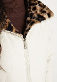 Born2be - Beżowa Dwustronna Kurtka Puffer z Pikowaniem i Futerkiem w Panterkę Selinnia. Okazja: na co dzień. Kolor: beżowy. Materiał: futro. Wzór: motyw zwierzęcy. Styl: sportowy, casual, elegancki #6