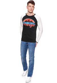 Wrangler - LONGSLEEVE WRANGLER RAGLAN GRAPHIC TEE JET SET W7B80FKOJ. Kolor: czarny. Długość rękawa: długi rękaw. Wzór: nadruk #6