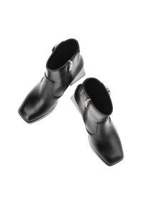 CheBello - Czarne Botki Chebello Modne Skórzane Buty Na Obcasie. Kolor: czarny. Materiał: skóra. Wzór: aplikacja. Obcas: na obcasie. Wysokość obcasa: średni #3
