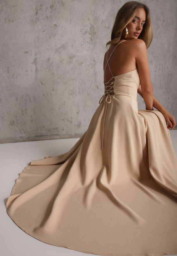 Renee - Beżowa Koktajlowa Sukienka Rozkloszowana z Wiązaniem na Plecach i Rozcięciem Poblea. Typ kołnierza: dekolt gorset. Kolor: beżowy. Typ sukienki: gorsetowe, rozkloszowane. Styl: wizytowy