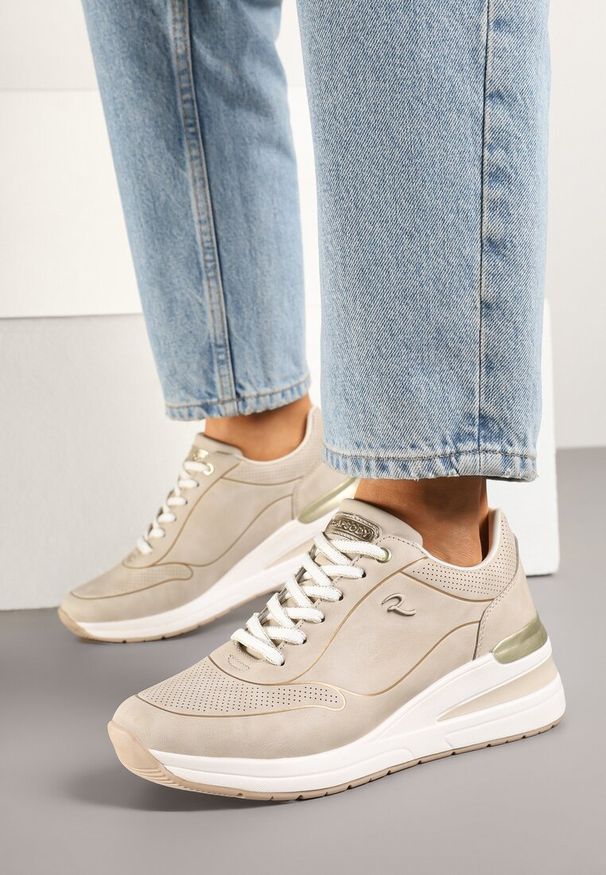 Renee - Beżowe Sneakersy na Koturnie Zdobione Tłoczeniami i Aplikacją Marovea. Okazja: na co dzień. Kolor: beżowy. Materiał: jeans. Szerokość cholewki: normalna. Wzór: aplikacja. Obcas: na koturnie