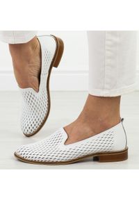 DEONI - Białe ażurowe skórzane Polskie półbuty damskie Deoni d043. Kolor: biały. Materiał: skóra. Szerokość cholewki: normalna. Wzór: ażurowy. Sezon: wiosna, lato. Obcas: na obcasie. Styl: klasyczny. Wysokość obcasa: niski #1