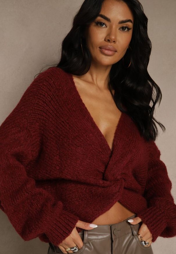 Renee - Bordowy Oversizowy Sweter z Dodatkiem Wełny Zdobiony Węzłem Lawedana. Kolor: czerwony. Materiał: wełna. Wzór: aplikacja