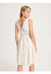Reserved - Sukienka z kwiatowym haftem - kremowy. Kolor: kremowy. Materiał: tkanina. Wzór: kwiaty, haft #1