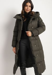 Born2be - Ciemnozielona Długa Kurtka Pikowana z Kapturem i Wysokim Kołnierzem Wiązana w Talii Zevrira. Okazja: na co dzień. Typ kołnierza: kaptur. Kolor: zielony. Materiał: jeans, materiał. Długość: długie. Styl: klasyczny, casual, elegancki, sportowy #6