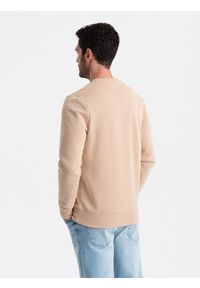 Ombre Clothing - Nierozpinana męska bluza dresowa BASIC – beżowa V6 - Rozmiar: L. Okazja: na co dzień. Kolor: beżowy. Materiał: dresówka. Wzór: gładki. Styl: klasyczny, casual #7