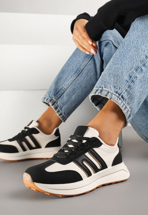 Renee - Czarne Sneakersy Ozdobione Geometrycznym Wzorem Eldvisa. Okazja: na co dzień. Kolor: czarny. Materiał: jeans. Wzór: geometria, aplikacja