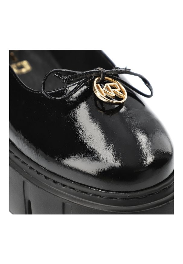 Czarne Półbuty Karino Eleganckie Obuwie Damskie Na Platformie. Okazja: na co dzień. Kolor: czarny. Materiał: skóra, lakier. Obcas: na platformie. Styl: elegancki