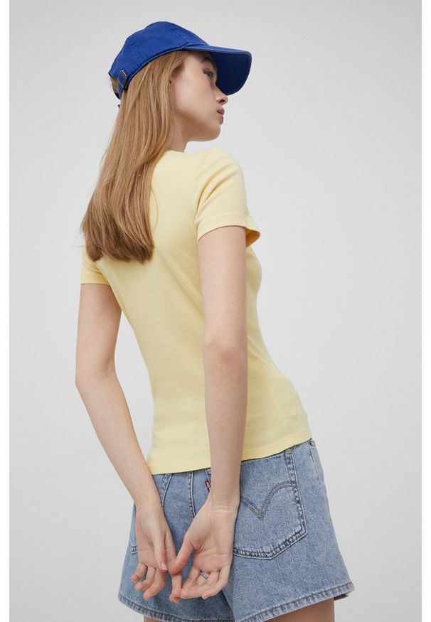 Levi's® - Levi's t-shirt bawełniany kolor żółty. Okazja: na spotkanie biznesowe. Kolor: żółty. Materiał: bawełna. Wzór: aplikacja. Styl: biznesowy