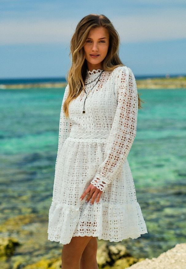 Renee - Biała Taliowana Sukienka z Koronką i Falbaną na Dole Kamora. Kolor: biały. Materiał: koronka. Wzór: koronka