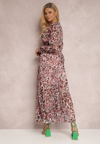 Renee - Różowa Sukienka Hellanassa. Kolor: różowy. Długość rękawa: długi rękaw. Wzór: nadruk, motyw zwierzęcy, aplikacja. Typ sukienki: kopertowe. Styl: elegancki. Długość: maxi #5
