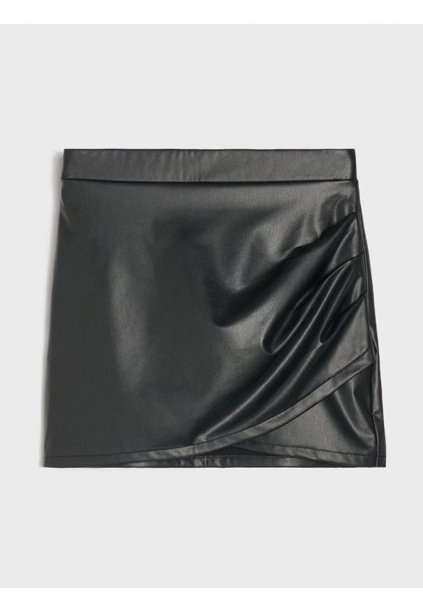 Sinsay - Spódnica mini z imitacji skóry - czarny. Kolor: czarny. Materiał: skóra