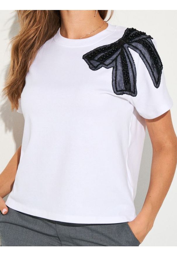 Sinsay - Bawełniana koszulka z ozdobną kokardą - kremowy. Typ kołnierza: kokarda. Kolor: kremowy. Materiał: bawełna