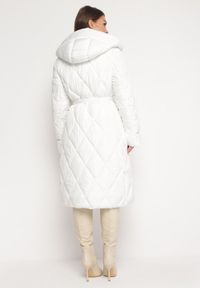 Born2be - Biała Długa Kurtka Płaszcz z Kapturem i Wiązaniem w Pasie Gasaetta. Typ kołnierza: kaptur. Kolor: biały. Materiał: materiał. Długość: długie. Sezon: zima #3