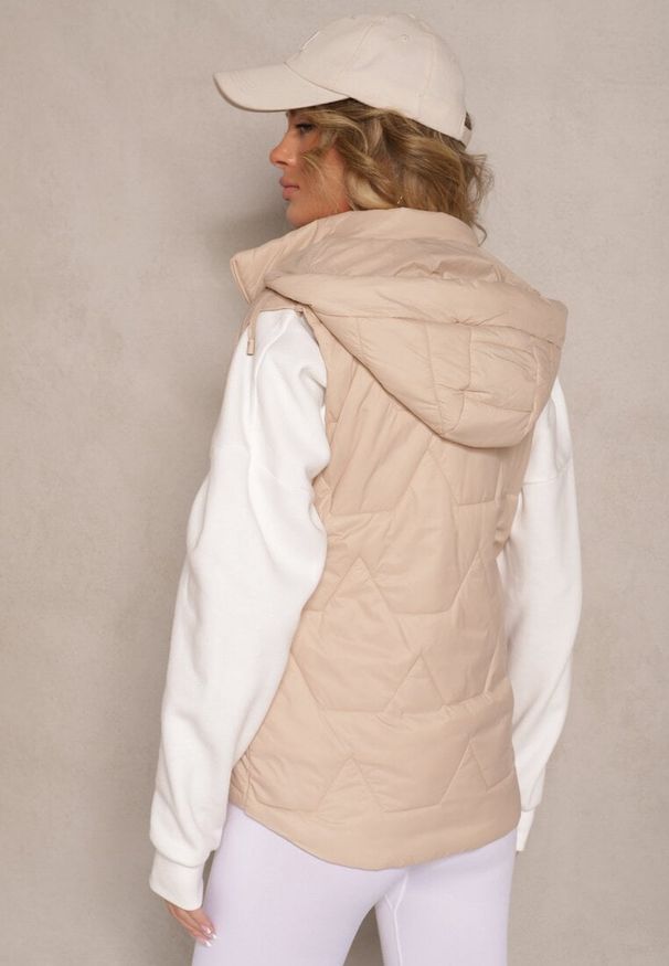 Renee - Ciemnobeżowa Pikowana Kamizelka z Odpinanym Kapturem Falidi. Okazja: na co dzień, na spacer. Typ kołnierza: kaptur. Kolor: beżowy. Materiał: jeans. Styl: elegancki, casual