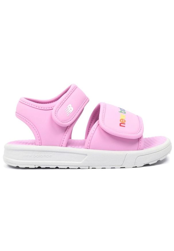 Sandały New Balance SYA750C3 różowe. Zapięcie: rzepy. Kolor: różowy. Wzór: napisy, aplikacja, kolorowy. Styl: sportowy, młodzieżowy